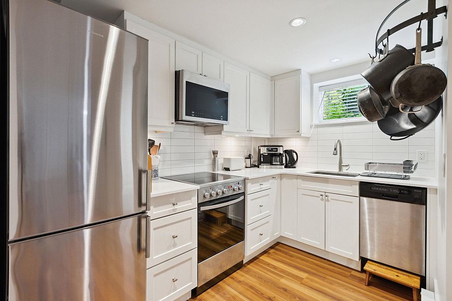 349 E 24th Street North Vancouver, BC - 25