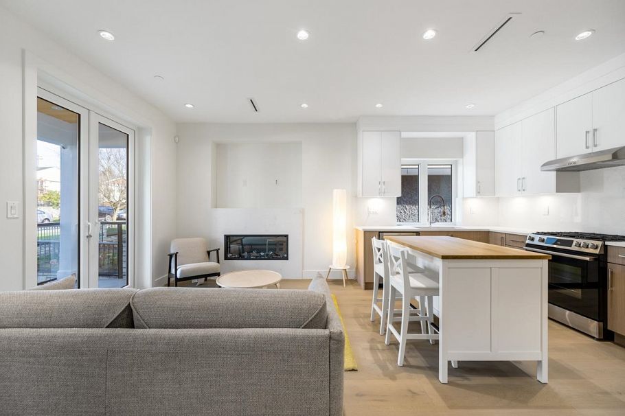 1 366 E 64th Avenue Vancouver, BC - 5