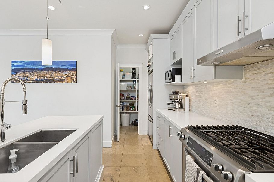 4 651 W 14th St North Vancouver, BC - 16