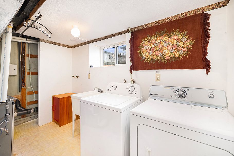 5045 Barker Crescent Burnaby, BC - 11