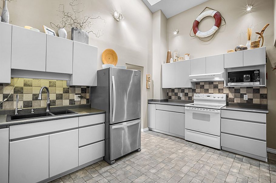 1140 W 20th Street North Vancouver, BC - 9