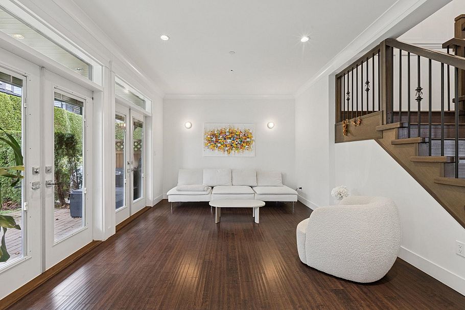 4 651 W 14th St North Vancouver, BC - 9