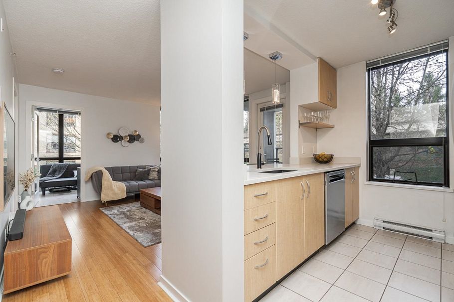 206 3638 Vanness Avenue Vancouver, BC - 2