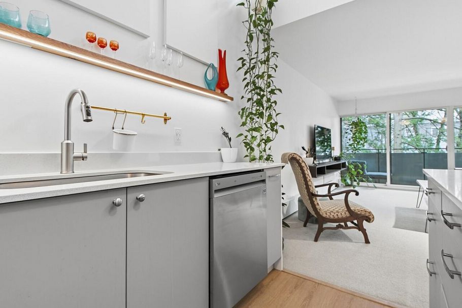 314 2416 W 3rd Avenue Vancouver, BC - 5