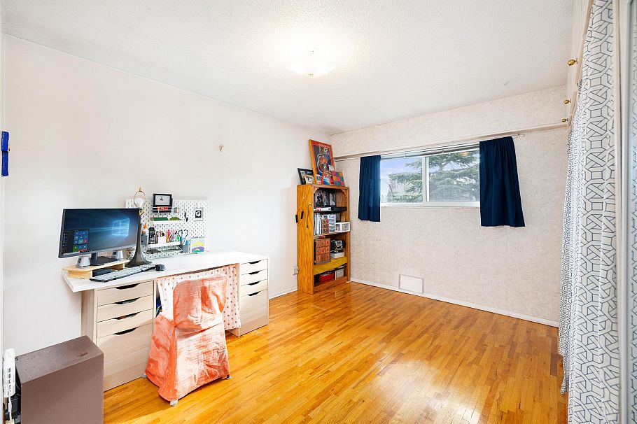 5045 Barker Crescent Burnaby, BC - 10