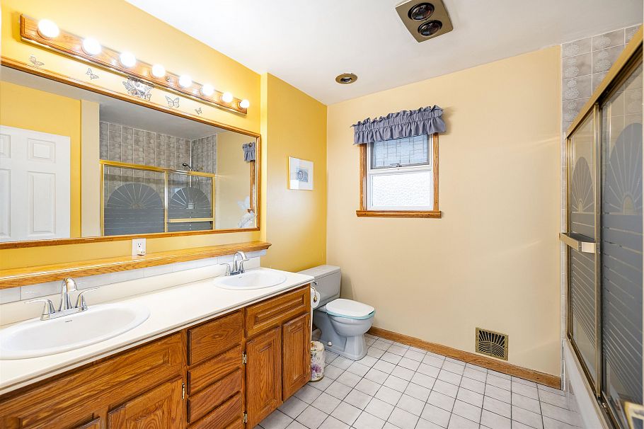 5045 Barker Crescent Burnaby, BC - 8