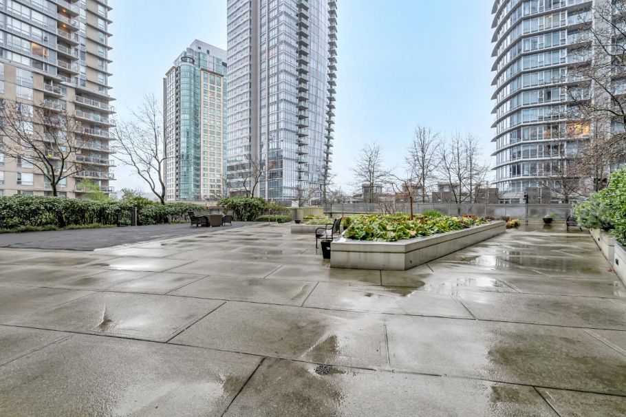 2305 1205 W Hastings Street Vancouver, BC - 4