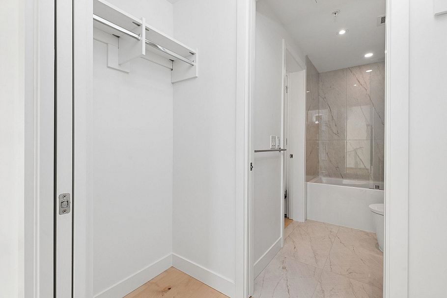 1004 135 E 13th Street North Vancouver, BC - 16