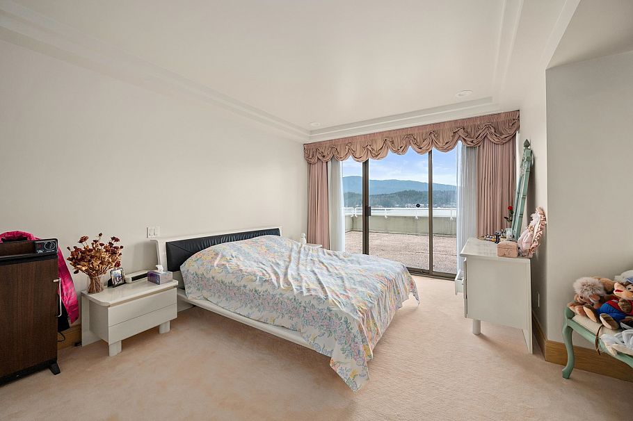 828 Beachview Drive North Vancouver, BC - 16