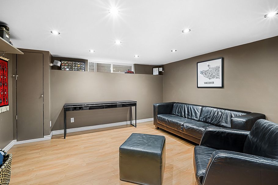 1140 W 20th Street North Vancouver, BC - 20