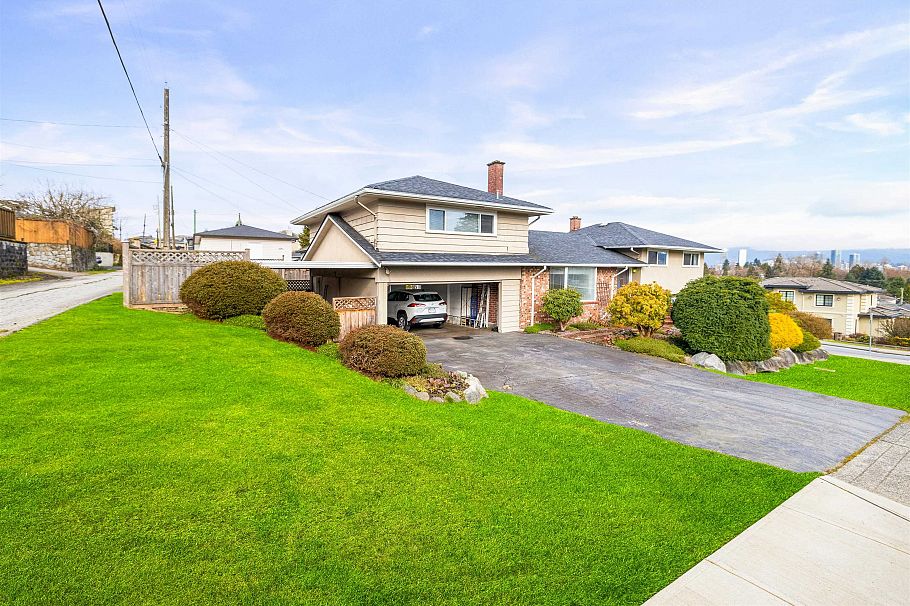 5045 Barker Crescent Burnaby, BC - 3