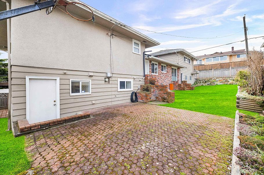 5045 Barker Crescent Burnaby, BC - 6