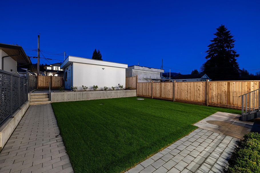 838 E 14th Street North Vancouver, BC - 39