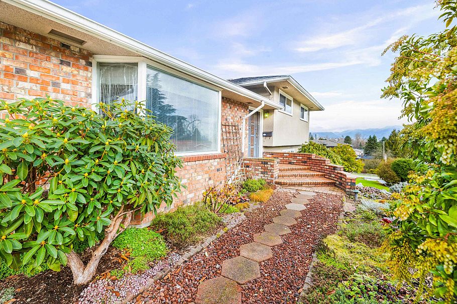 5045 Barker Crescent Burnaby, BC - 4