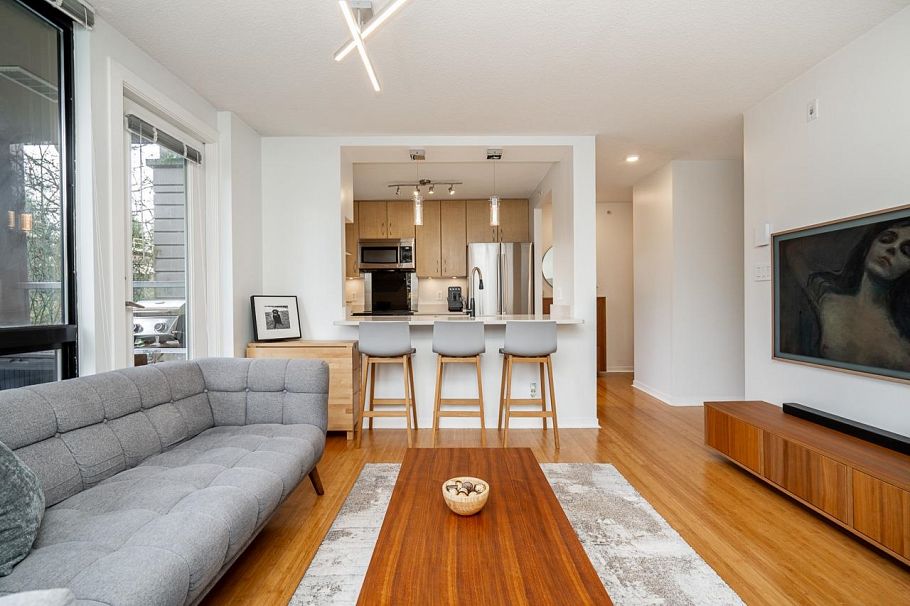 206 3638 Vanness Avenue Vancouver, BC - 4