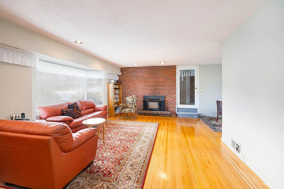 5045 Barker Crescent Burnaby, BC - 16