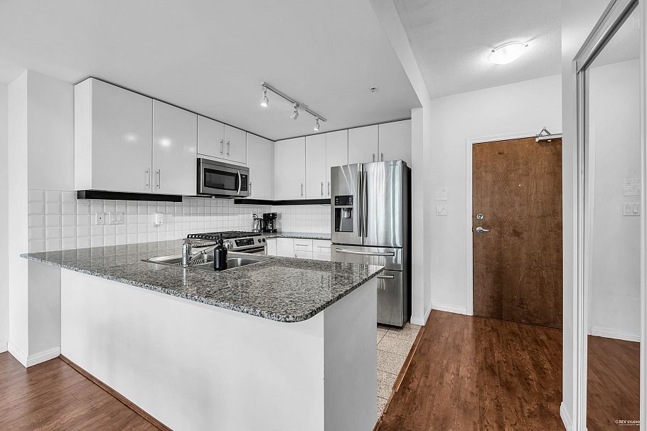 409 100 E Esplanade Street North Vancouver, BC - 4