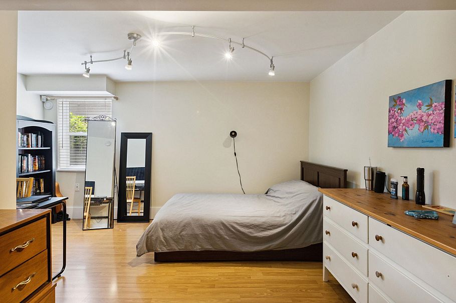 349 E 24th Street North Vancouver, BC - 26