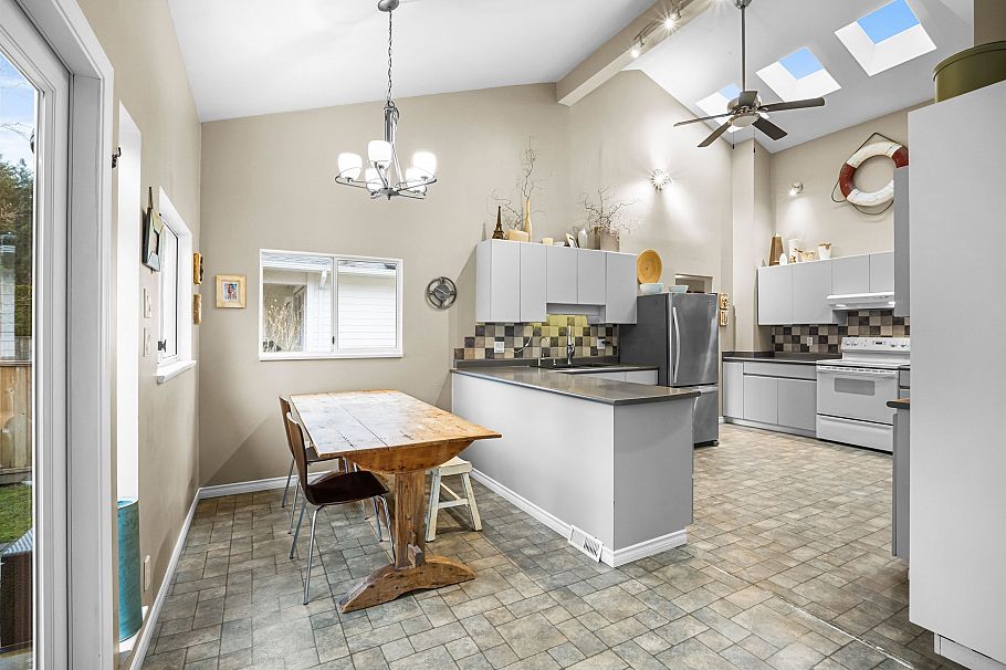 1140 W 20th Street North Vancouver, BC - 5