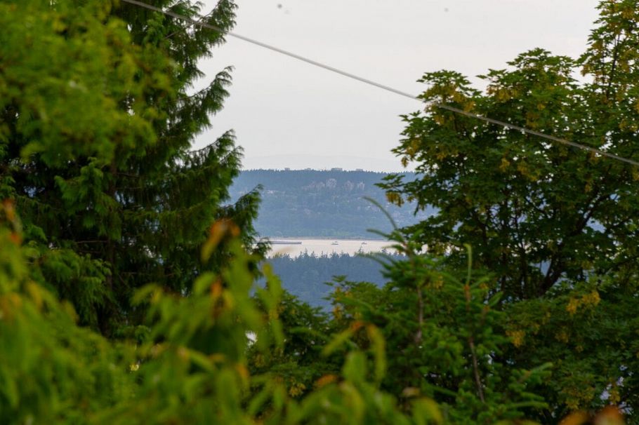 530 E Queens Road North Vancouver, BC - 38