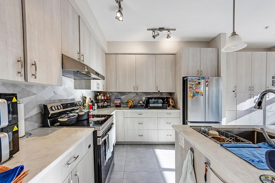 888 W 58th Avenue Vancouver, BC - 14