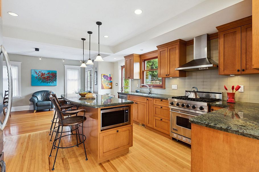 349 E 24th Street North Vancouver, BC - 9