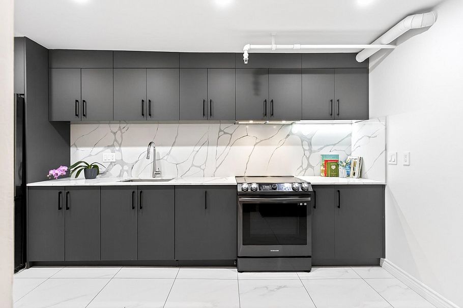 318 1500 Pendrell Street Vancouver, BC - 4