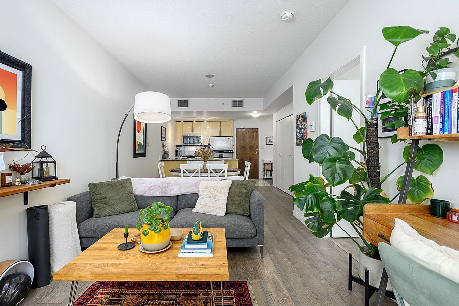 405 168 E Esplanade North Vancouver, BC - 1