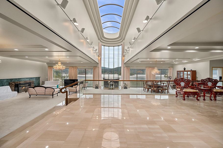 828 Beachview Drive North Vancouver, BC - 2