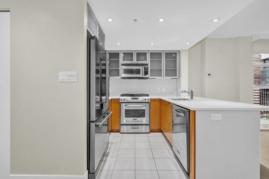 2305 1205 W Hastings Street Vancouver, BC - 12