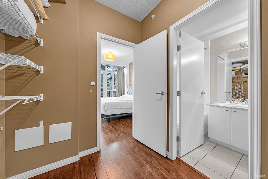 409 100 E Esplanade Street North Vancouver, BC - 22