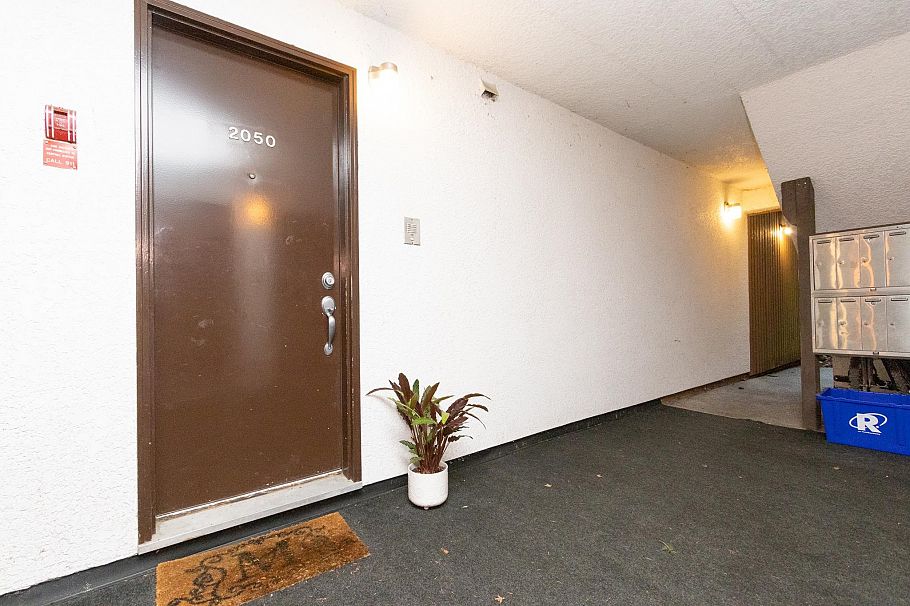 2050 Purcell Way North Vancouver, BC - 23