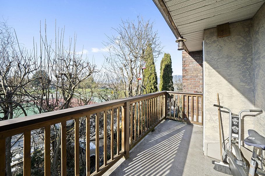 3206 E 25th Avenue Vancouver, BC - 4