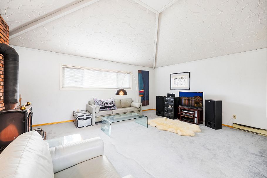 5045 Barker Crescent Burnaby, BC - 23