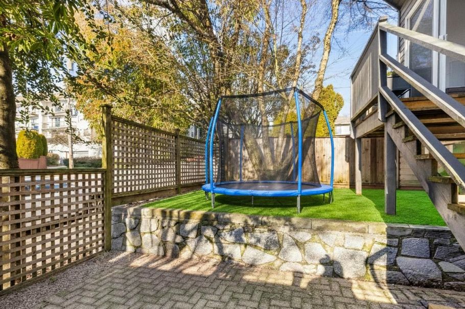 416 St. Georges Avenue North Vancouver, BC - 32