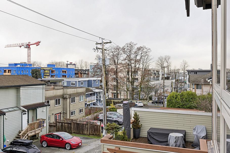 4 651 W 14th St North Vancouver, BC - 38