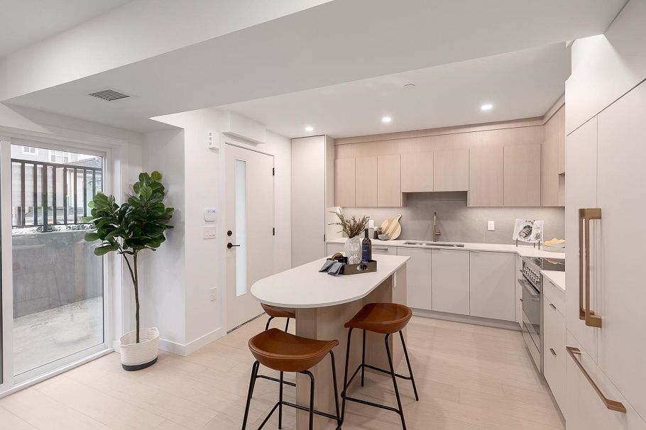 101 2329 E 34th Street Vancouver, BC - 3