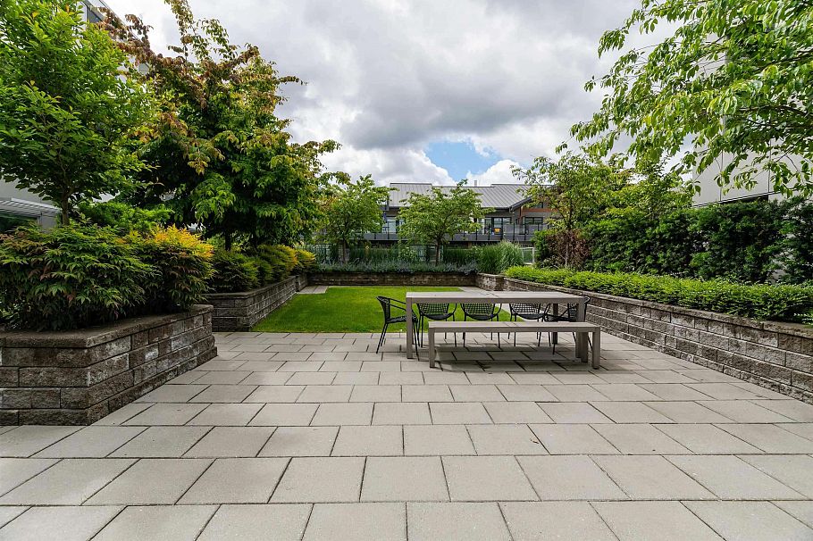 206 1061 Marine Drive North Vancouver, BC - 25