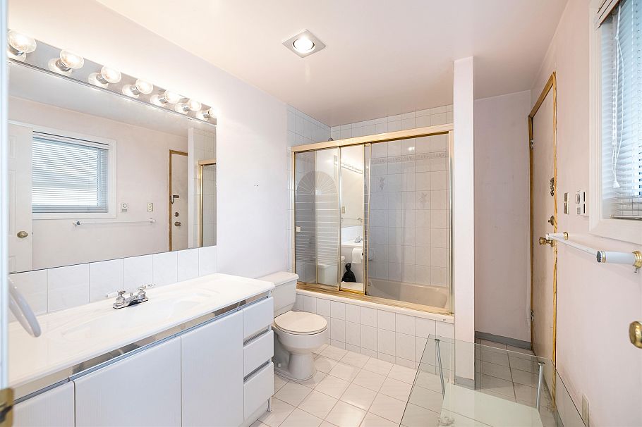 5045 Barker Crescent Burnaby, BC - 22