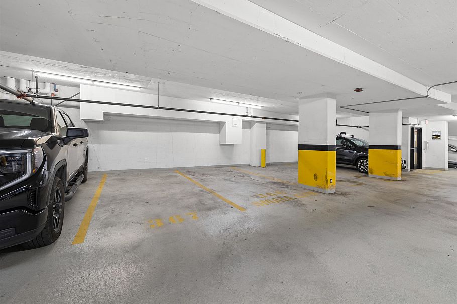 307 100 E Esplanade Avenue North Vancouver, BC - 35