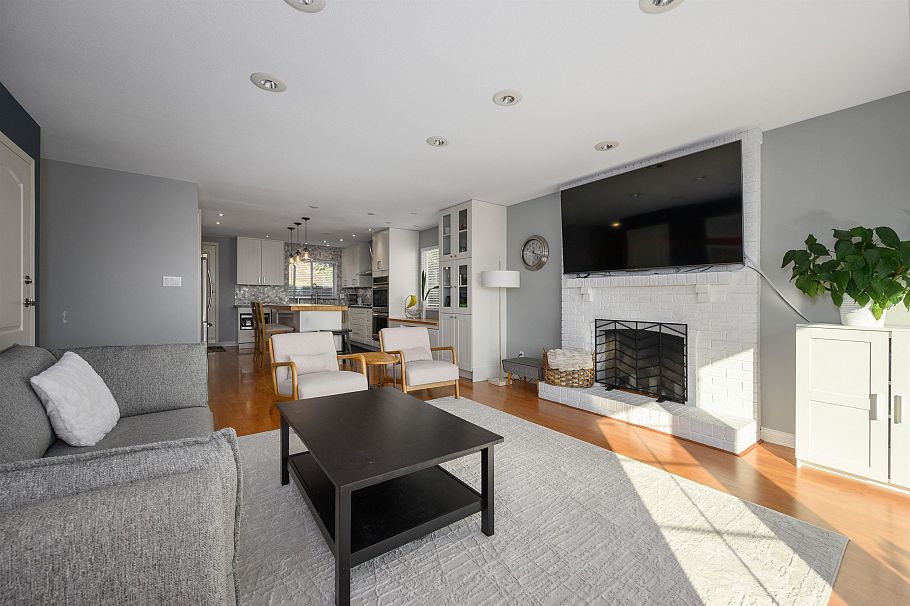 2735 Tempe Knoll Drive North Vancouver, BC - 2