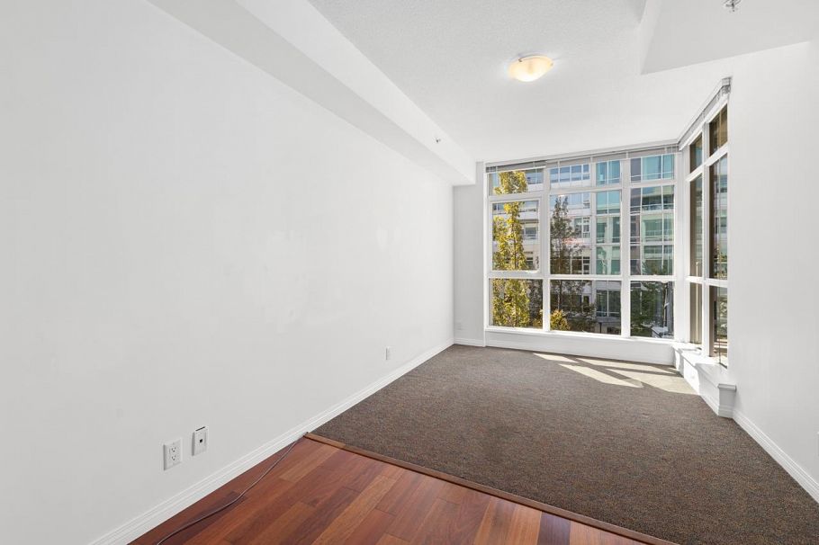 307 100 E Esplanade Avenue North Vancouver, BC - 31