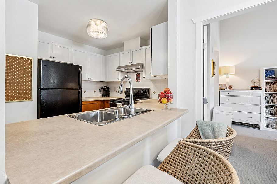 404 183 W 23rd Street North Vancouver, BC - 9