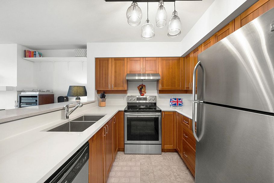 301 3727 W 10 Avenue Vancouver, BC - 2