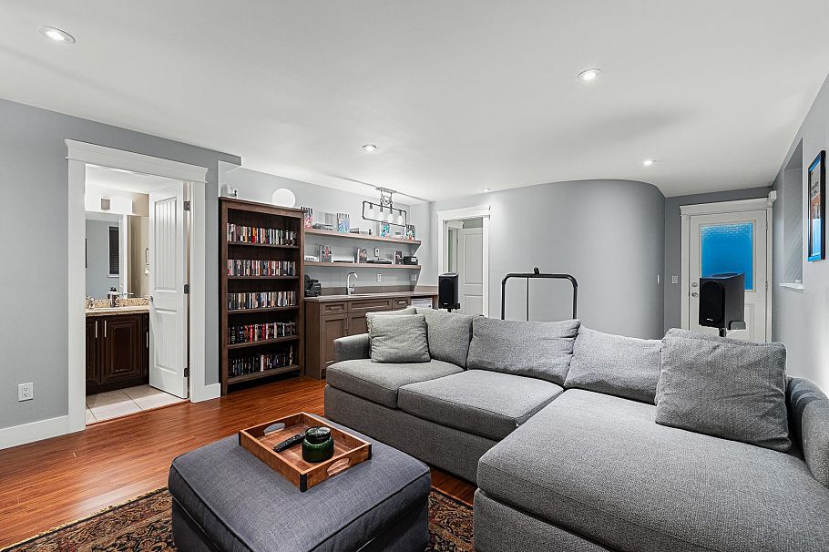 307 E 6th Street North Vancouver, BC - 33