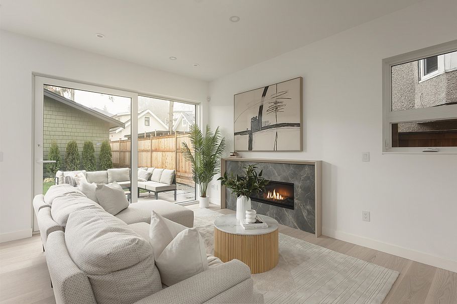 2 2755 W 11th Avenue Vancouver, BC - 2