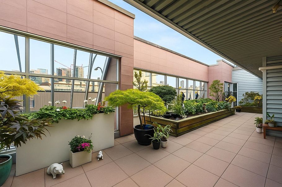 202 1750 W 2nd Avenue Vancouver, BC - 2