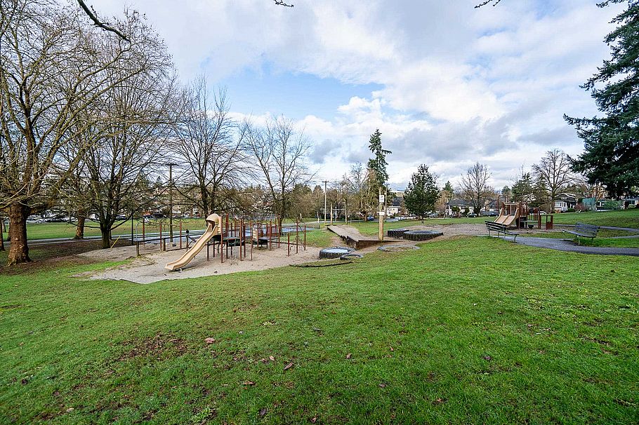 1490 E 15th Avenue Vancouver, BC - 17