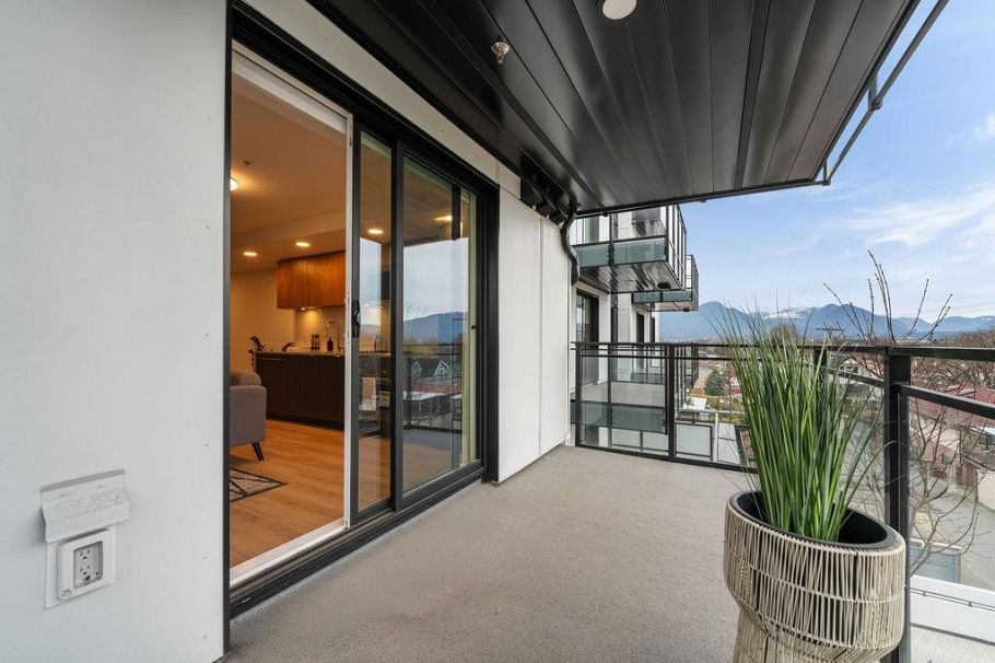 311 2419 Grant Street Vancouver, BC - 17