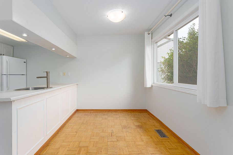 5 3554 E 49th Avenue Vancouver, BC - 5